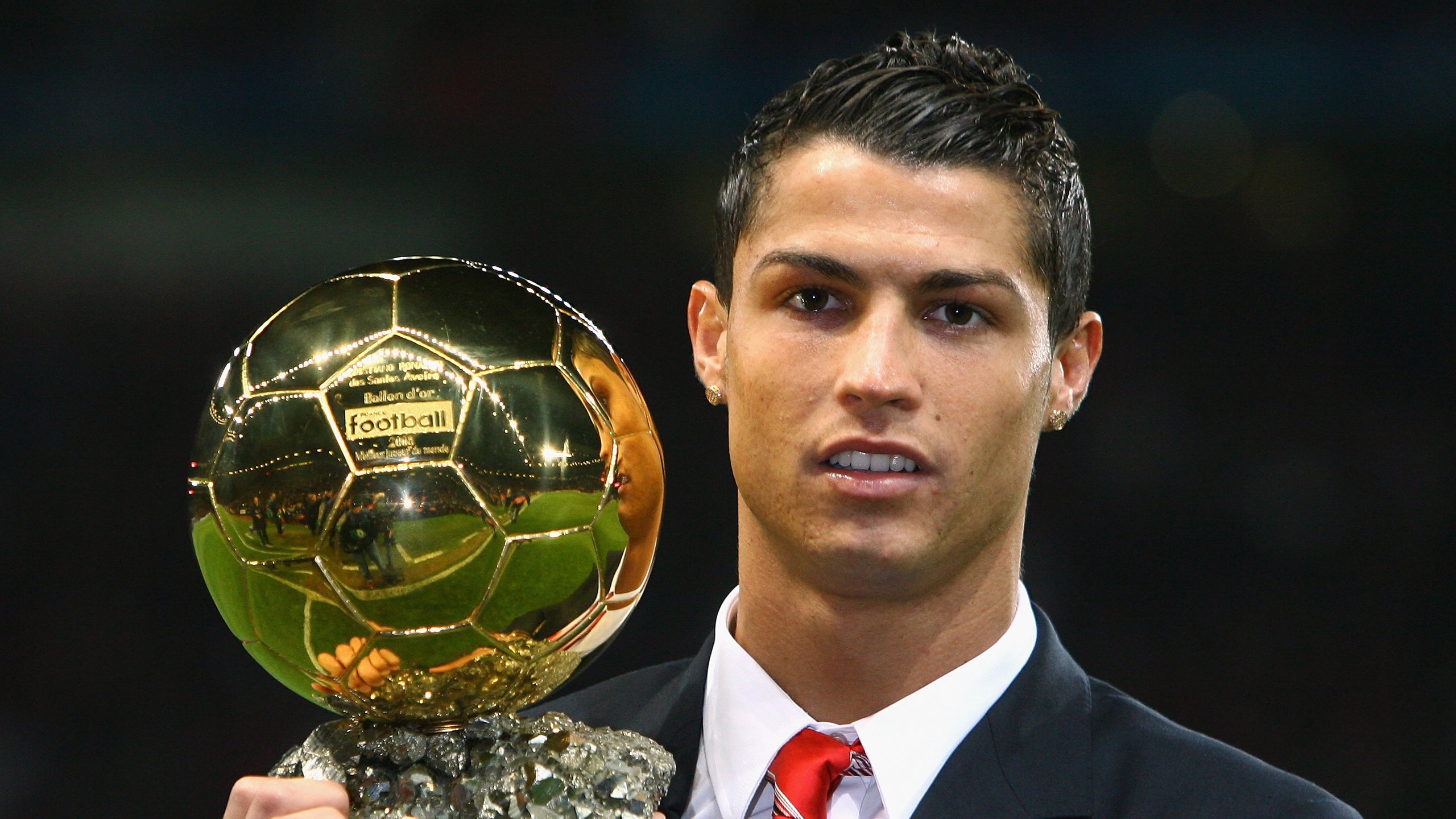 “英超焦点战：两豪门激烈对攻，场面精彩纷呈”，英超两大豪门